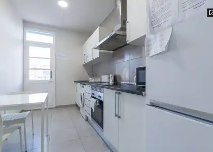 Cama doble en habitaciones en alquiler en apartamento de 5 habitaciones en la moderna Russafa en Valencia