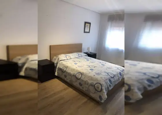 Habitación en piso compartido de 4 habitaciones en alquiler en Oviedo, solo para profesionales.