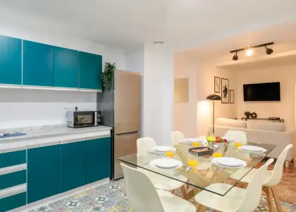 Habitación en piso compartido de 5 habitaciones en Alicante, algunos gastos incluidos, solo para profesionales, se admiten estudiantes. en Alicante (Alacant)