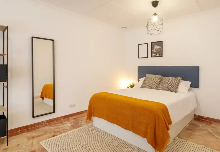 Habitación en piso compartido de 5 habitaciones en Alicante, algunos gastos incluidos, solo para profesionales, se admiten estudiantes. en Alicante (Alacant)