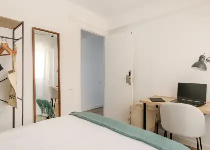 Habitación en piso compartido de 5 habitaciones en Alicante, no fumadores, no se admiten mascotas. en Alicante (Alacant)