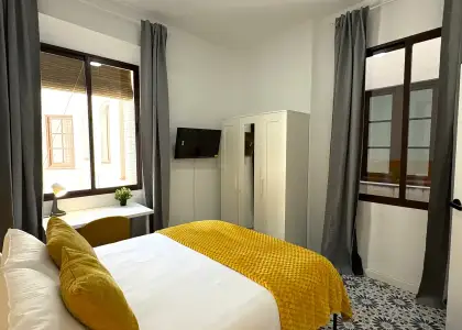 Habitación en piso compartido de 6 habitaciones en alquiler en Albaycín perfecta para chicas, profesionales y estudiantes en Granada
