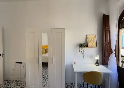 Habitación en piso compartido de 6 habitaciones en alquiler en Albaycín perfecta para chicas, profesionales y estudiantes en Granada