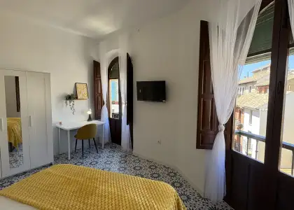 Habitación en piso compartido de 6 habitaciones en alquiler en Albaycín perfecta para chicas, profesionales y estudiantes en Granada