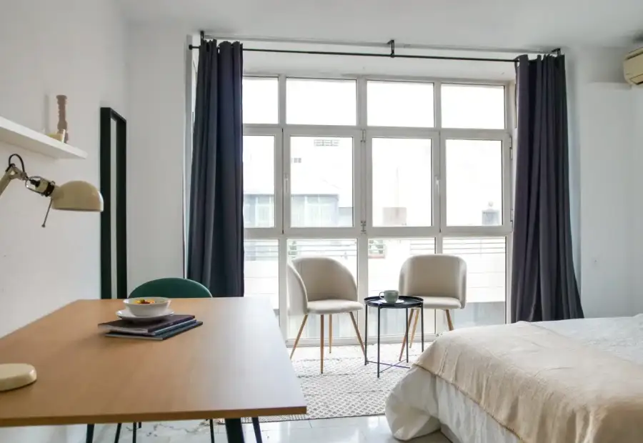 Habitación en piso compartido de 6 habitaciones en alquiler en Alicante, perfecta para profesionales y estudiantes. en Alicante (Alacant)