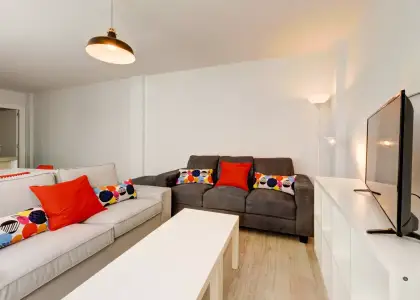 Habitación en piso compartido de 6 habitaciones en Zaragoza, ideal solo para mujeres profesionales. en Zaragoza