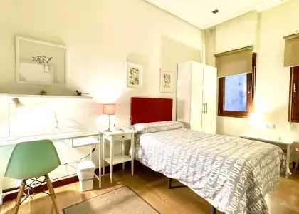 Habitación en un apartamento compartido de 4 dormitorios en alquiler en Abando, gastos incluidos, perfecto para profesionales y estudiantes en Bilbao