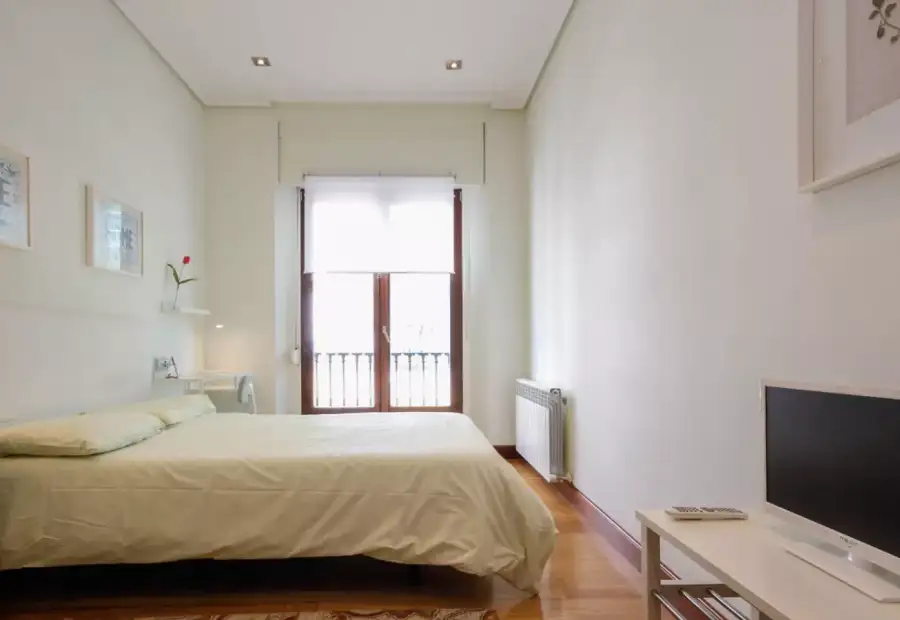 Habitación en un apartamento compartido de 4 dormitorios en alquiler en Abando, gastos incluidos, perfecto para profesionales y estudiantes en Bilbao