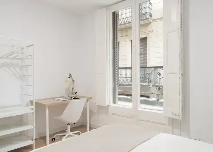 Habitación en un piso compartido de 15 habitaciones en alquiler en El Raval. en Barcelona