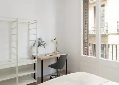 Habitación en un piso compartido de 15 habitaciones en alquiler en El Raval. en Barcelona