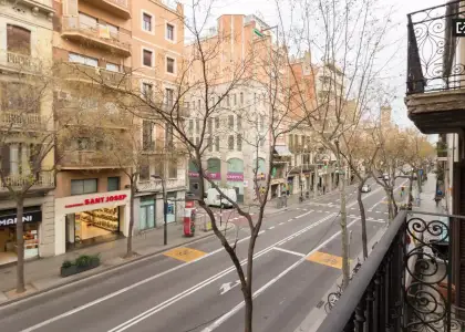 Habitación en un piso compartido de 7 dormitorios en alquiler en Sants, gastos incluidos. en Barcelona