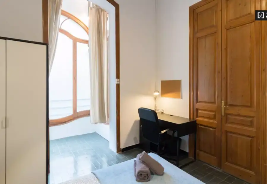 Habitación en un piso compartido de 7 dormitorios en alquiler en Sants, gastos incluidos. en Barcelona