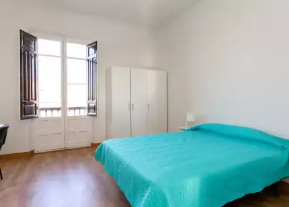 Habitación en un piso compartido de 7 habitaciones en alquiler en San Ildefonso. en Granada