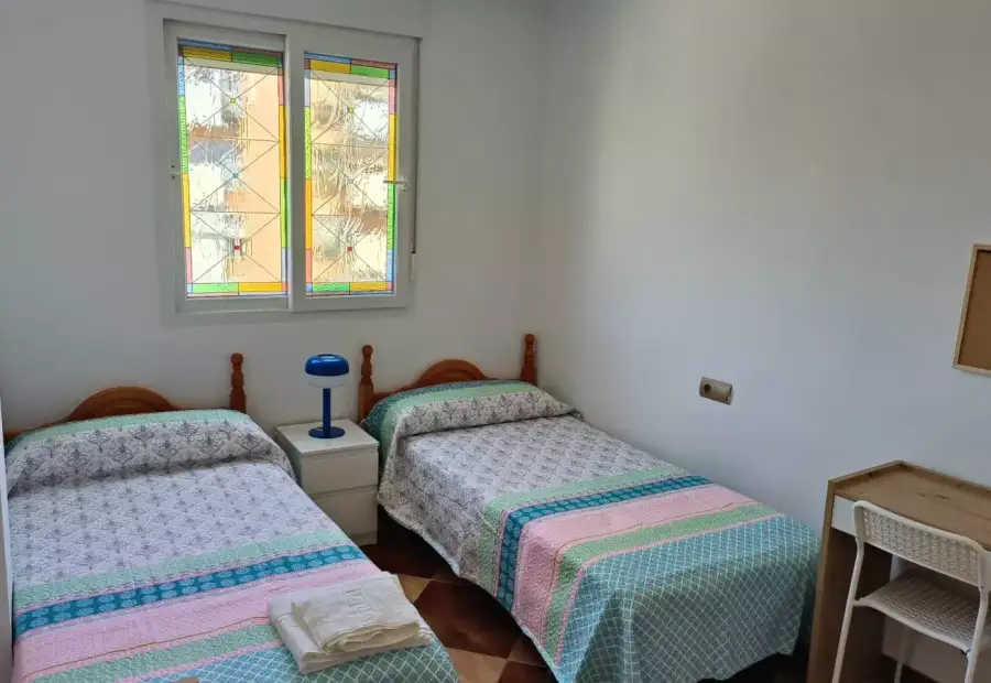 Se alquila habitación en piso compartido de 3 habitaciones en Cruz del Humilladero, gastos incluidos, solo chicas en Málaga