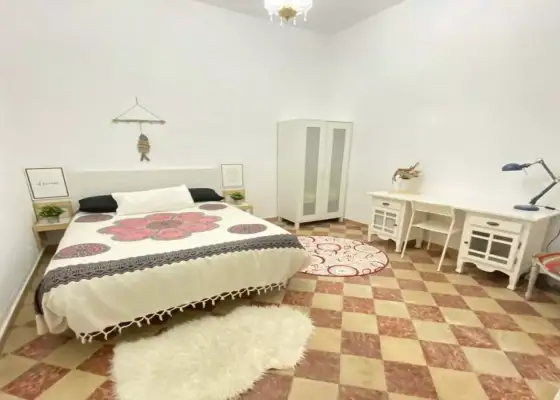 Se alquila habitación en piso compartido de 4 habitaciones en Centro Histórico, todos los gastos incluidos. en Málaga