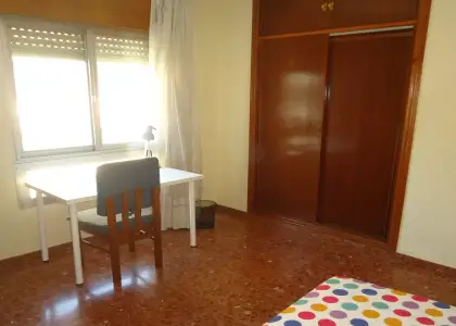 Se alquila habitación en piso compartido de 4 habitaciones en Ciudad Jardín. en Córdoba