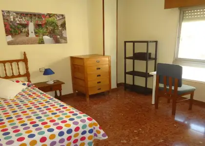 Se alquila habitación en piso compartido de 4 habitaciones en Ciudad Jardín. en Córdoba