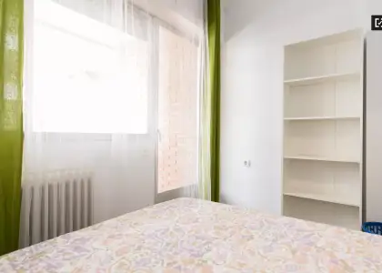 Se alquila habitación en piso compartido de 5 habitaciones en Camino de Ronda, profesionales y estudiantes bienvenidos en Granada