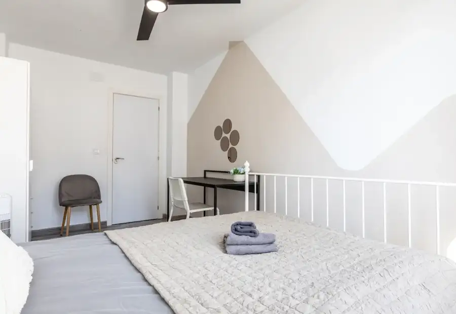 Se alquila habitación en piso compartido de 5 habitaciones en L'Illa Perduda. en Valencia