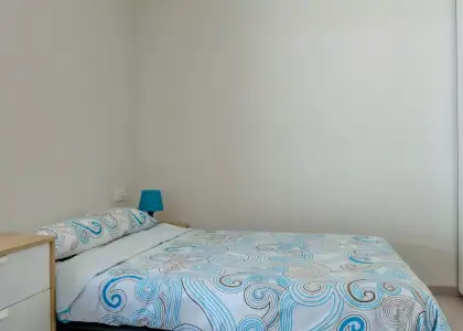 Se alquila habitación en piso compartido de 5 habitaciones en Zaragoza, todos los gastos incluidos. en Zaragoza