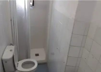 Se alquila habitación en piso compartido de 6 habitaciones en Centro-Sagrario en Granada