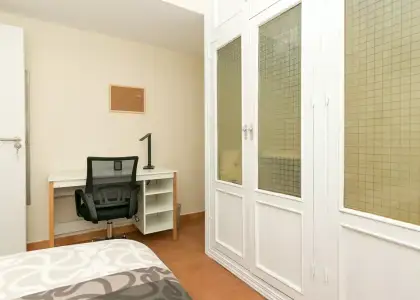 Se alquila habitación en piso de 4 habitaciones en Granada en Granada