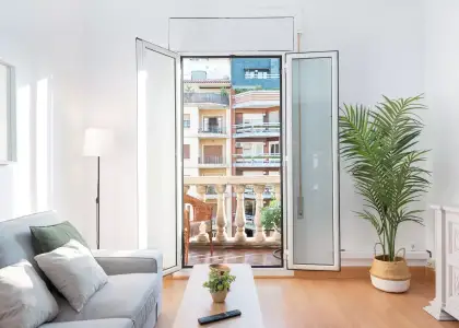 Se alquila habitación en piso de 6 habitaciones en Barcelona en Barcelona