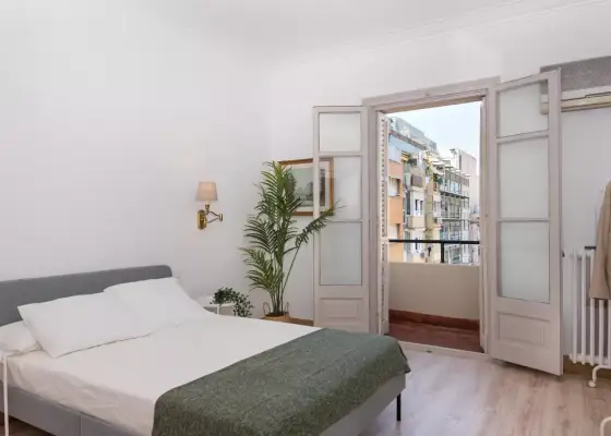 Se alquila habitación en piso de 6 habitaciones en Barcelona
