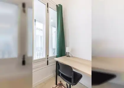Se alquila habitación en piso de 8 habitaciones en Granada en Granada
